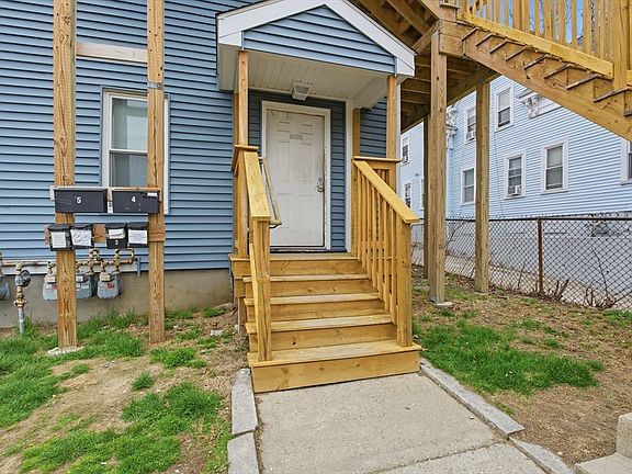 4th image of 34 Irving St