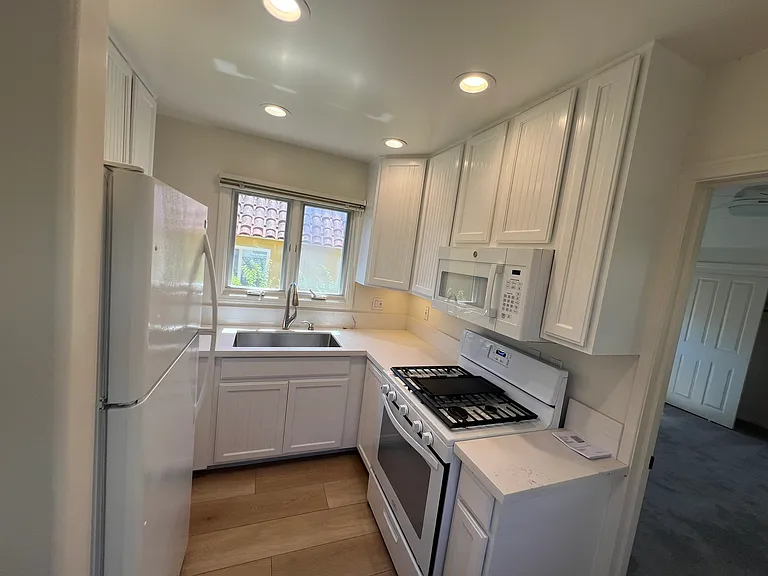 2420 De La Vina St #B — Photo 8