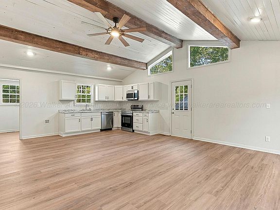 3rd image of 140 Valley Loop