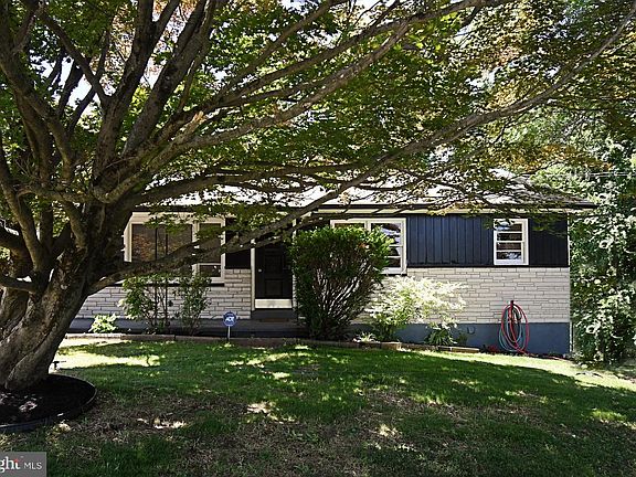 2nd image of 864 Chestnut St