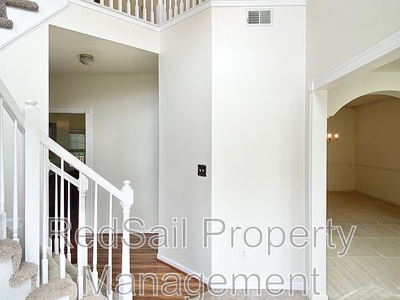 3rd image of 889 Holbrook Dr