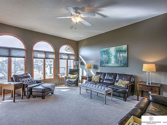 5th image of 915 Woodland Ave