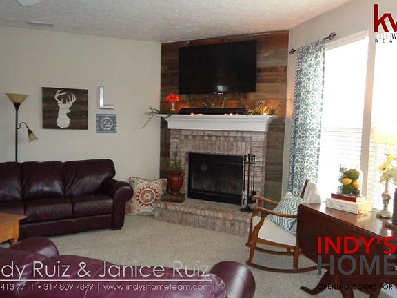2nd image of 1915 Abbey Ln