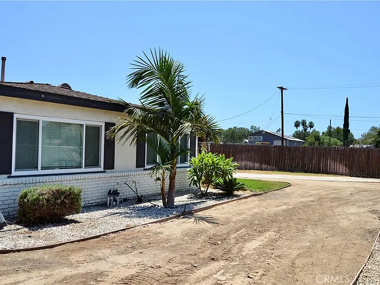 894 N Orange St — Photo 4