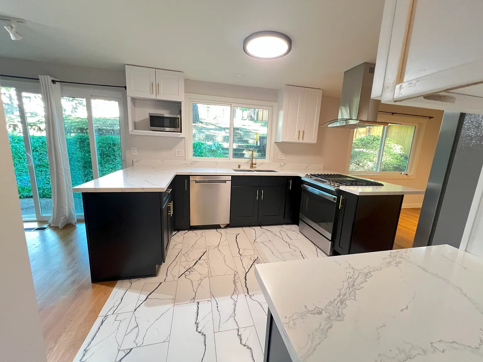 4 bed, 2.5 bath, 2458 sqft, $5,600 — Photo 3