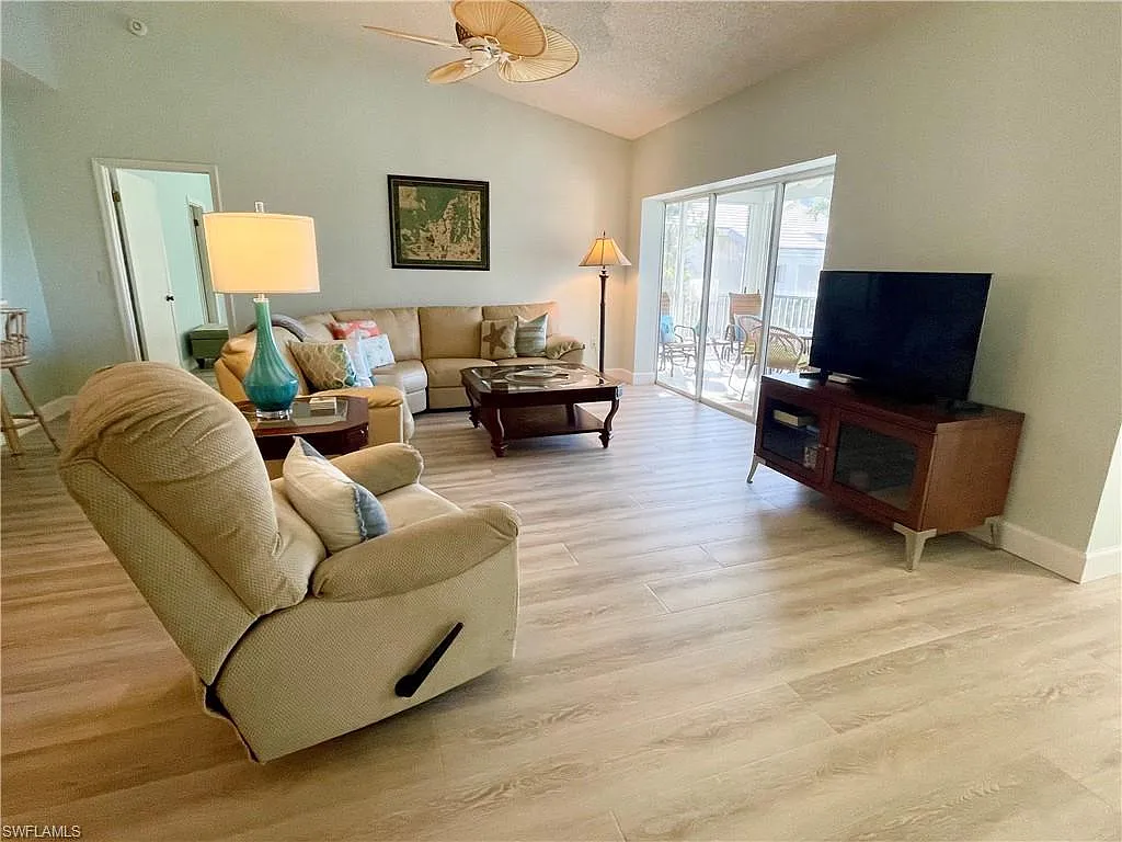 2 bed, 2.0 bath, 1582 sqft, $9,000 — Photo 3