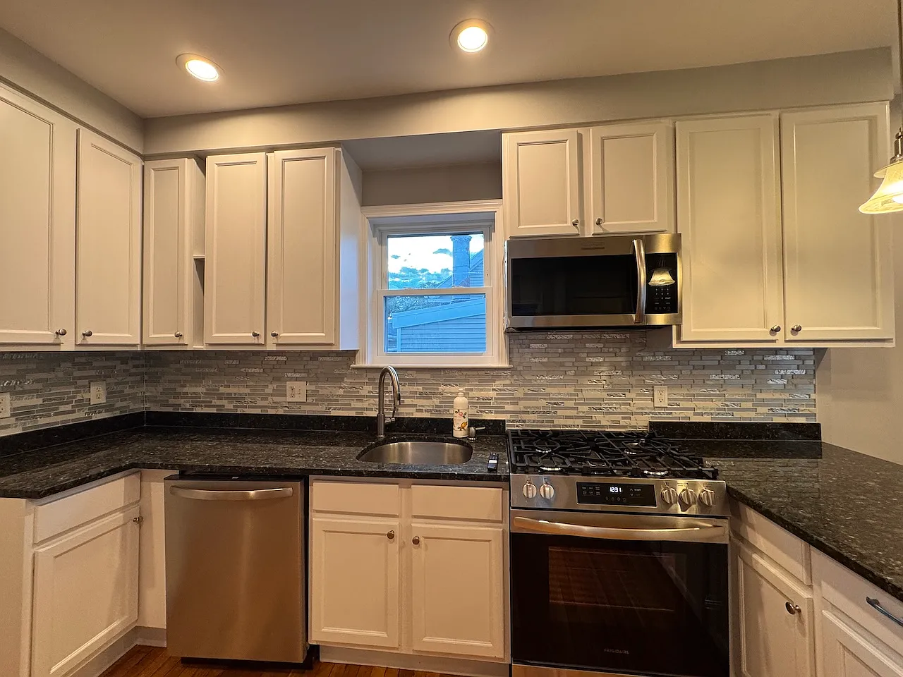 4 bed, 2200 sqft, $4,800 — Photo 3