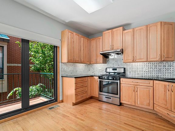 3rd image of 604 S Laflin St