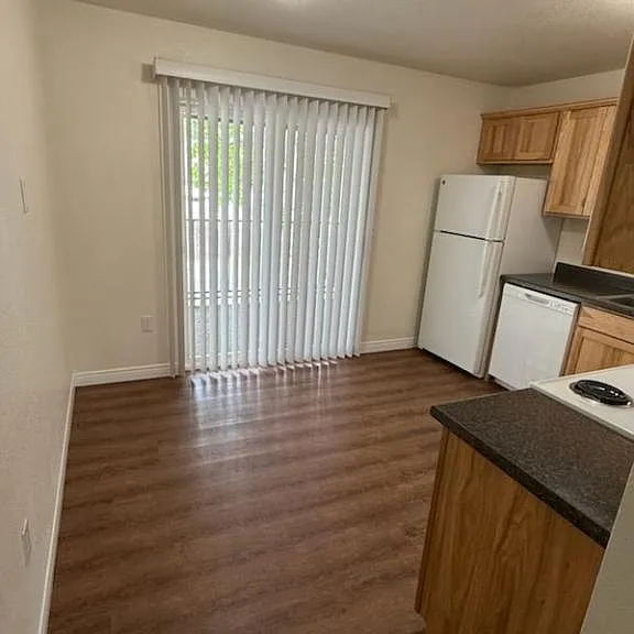 444 NW D St #F — Photo 17