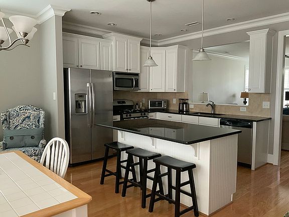  Kitchn w/Gas Range & Island