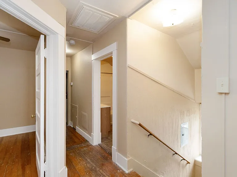 1215 Poyntz Ave — Photo 5