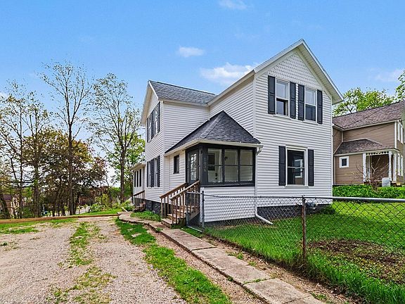 3rd image of 1036 Denner St