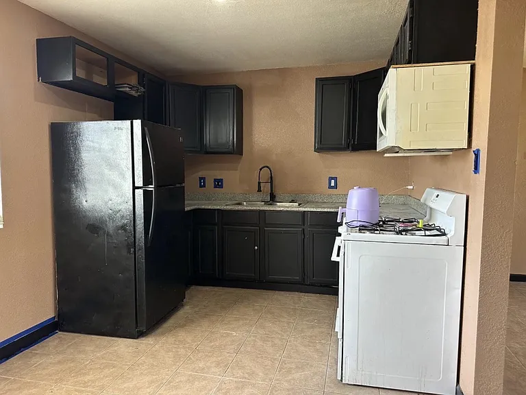 1635 W Fountain Way — Photo 6