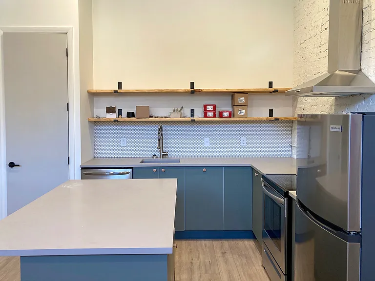 1607 Main St #9 — Photo 1