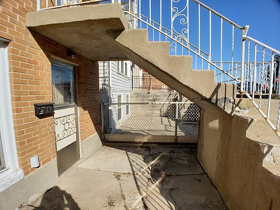 3rd image of 3308 S Hoyne Ave #2