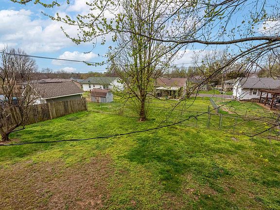 4th image of 808 Manor Ct
