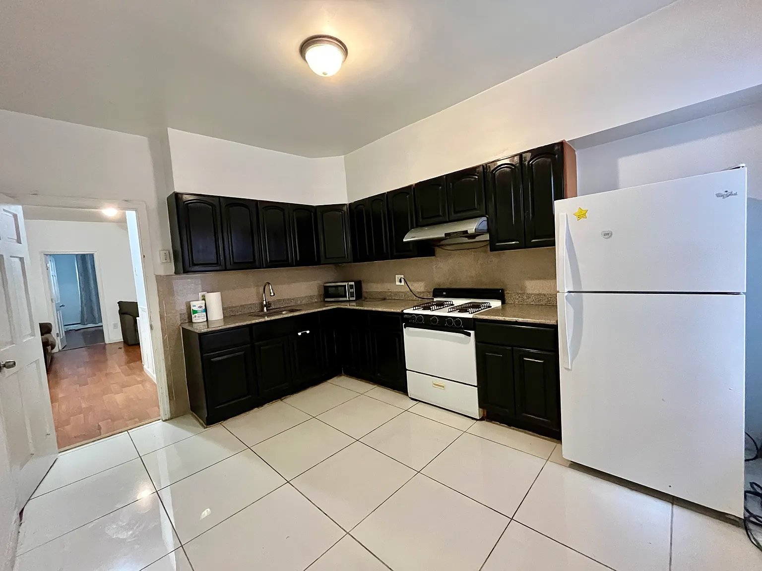 2 bed, 900 sqft, $2,200 — Photo 2
