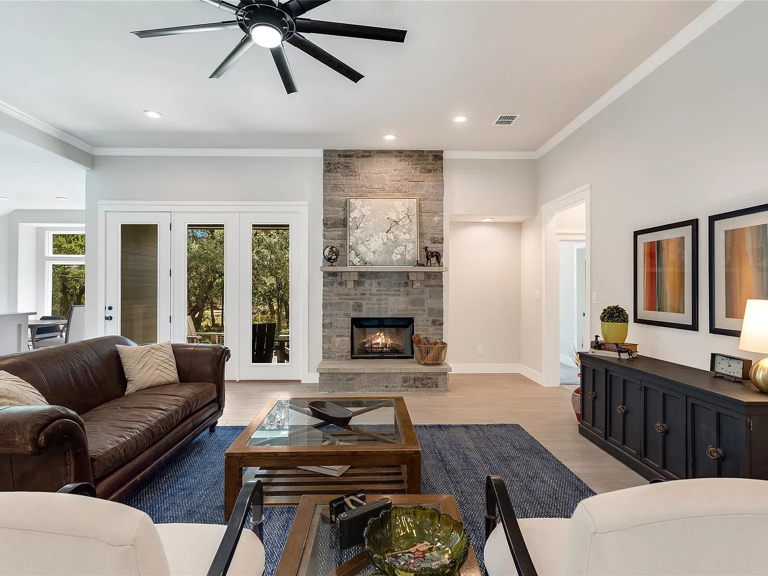 3 bed, 2.0 bath, 2093 sqft, $3,200 — Photo 2