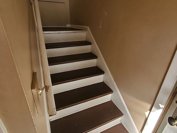 4th image of 1120 W Hillcrest Ave #2B-1BA-1070SQFT