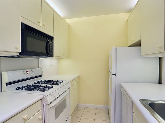 4th image of 415 E 37th St APT 12N