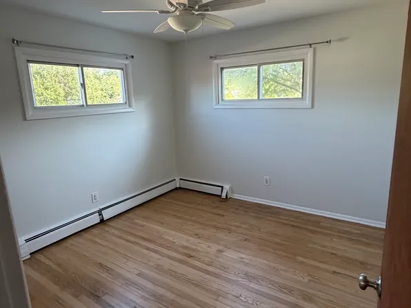 129 N Edgemont St, Belleville, MI 48111