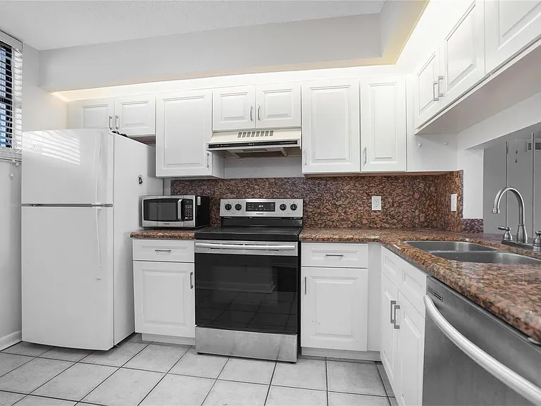 109 Lake Emerald Dr #110 — Photo 6