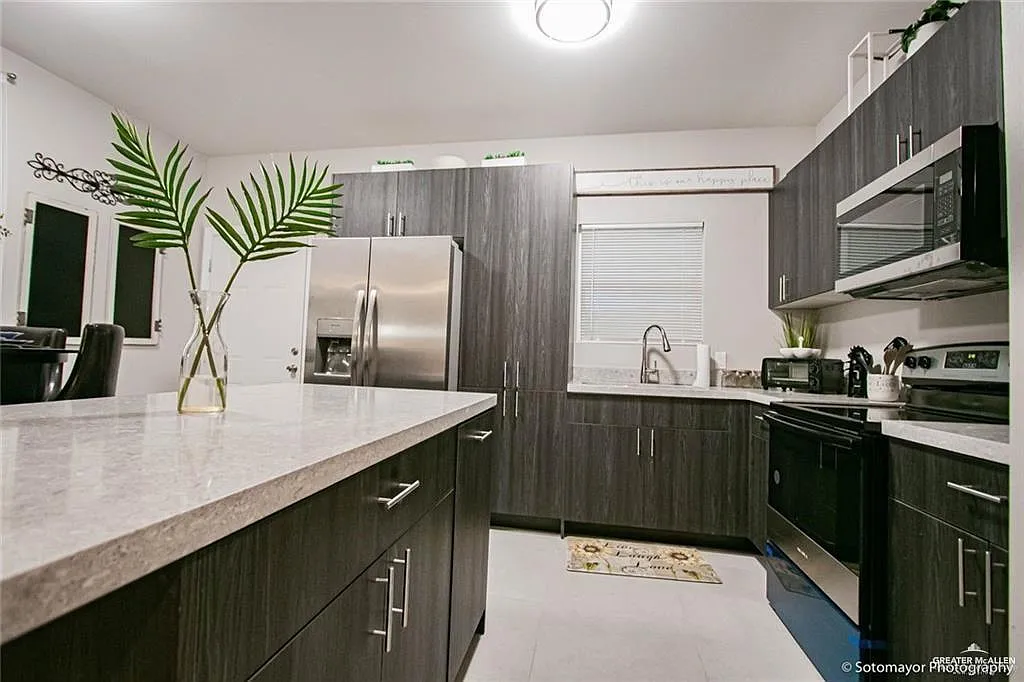 3 bed, 2.0 bath, 4462 sqft, $1,100 — Photo 2