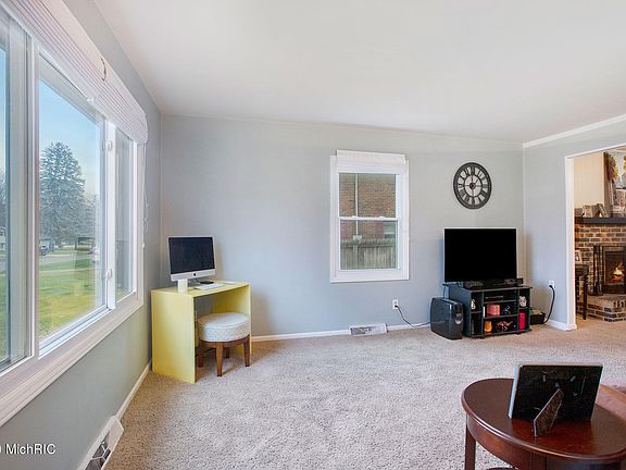 4th image of 118 E Oakland Pl