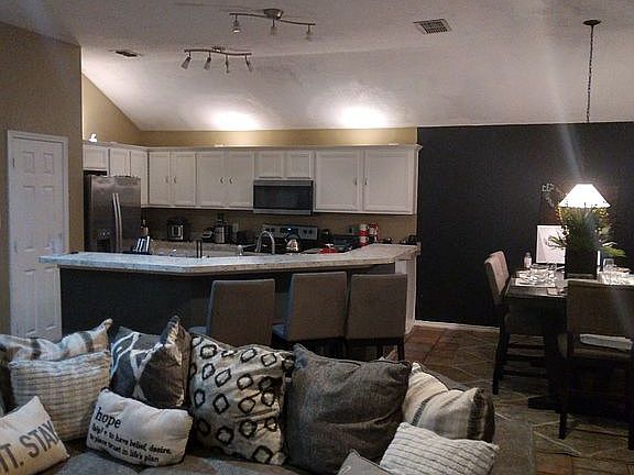 4th image of 1020 Windsor Dr