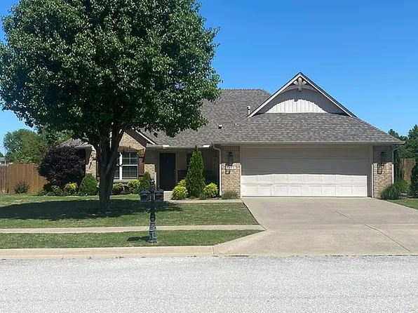 3900 W Mountain View Dr, Fayetteville, AR 72704