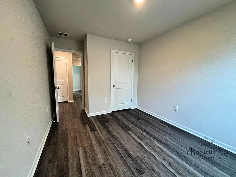 555 Gemstone Blvd — Photo 25