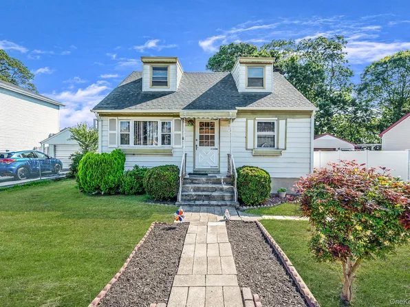 220 S Clinton Avenue, Lindenhurst, NY 11757