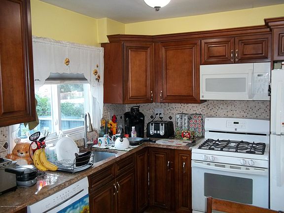 5th image of 571 Greeley Ave