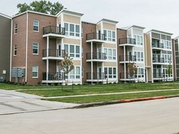 3rd image of 405 Ashley Ct Unit 205