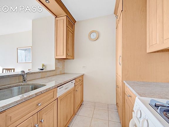 5th image of 61 W 62nd St APT 26L