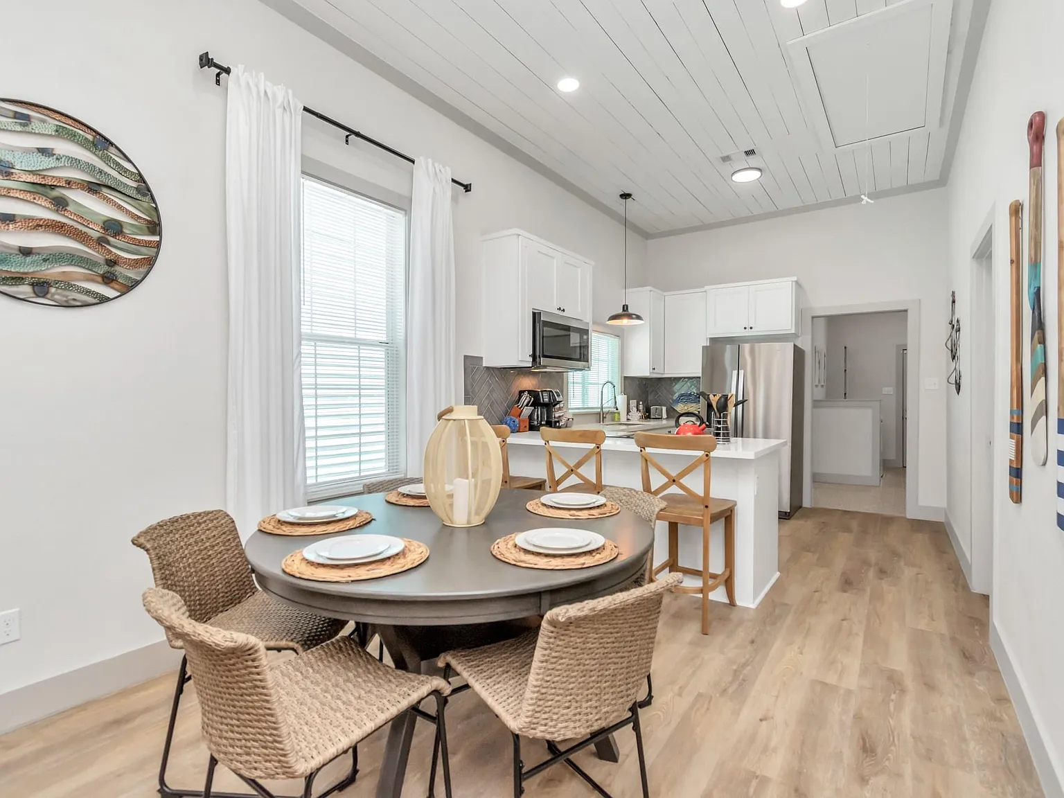 3 bed, 2.0 bath, 1082 sqft, $2,300 — Photo 4