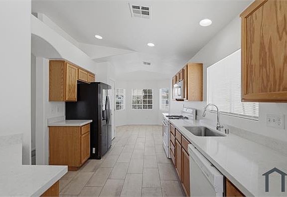 4th image of 4910 Glowing Garnet St
