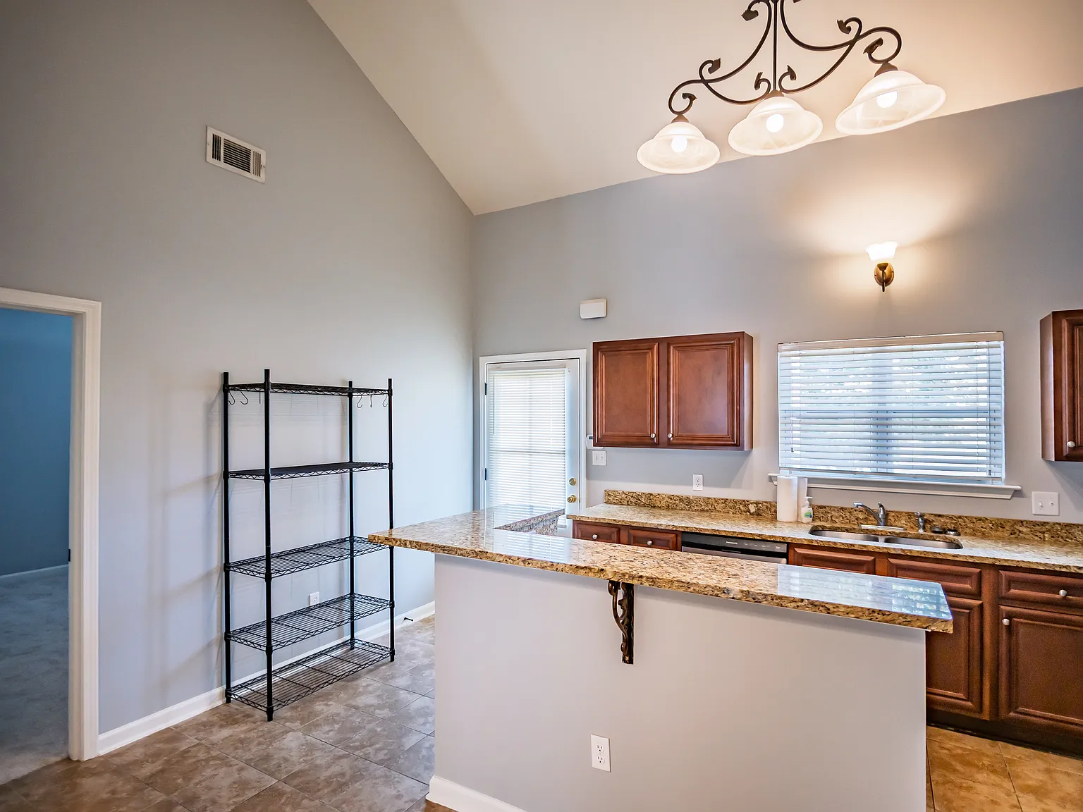 4 bed, 4.5 bath, 1696 sqft, $3,600 — Photo 3