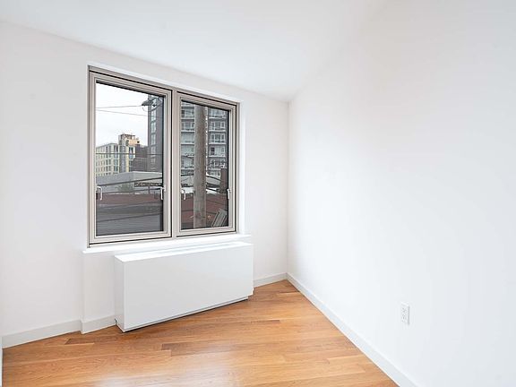 4th image of 31-43 Vernon Blvd #103