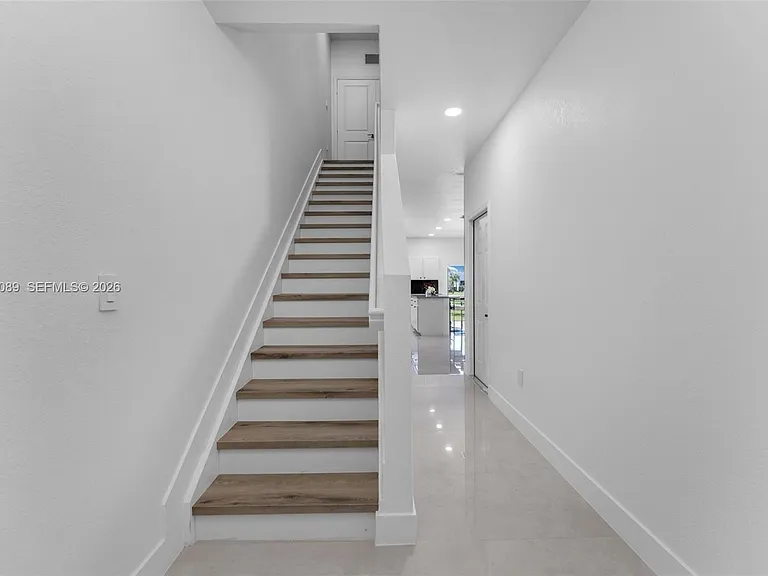 617 SW 11th St — Photo 6