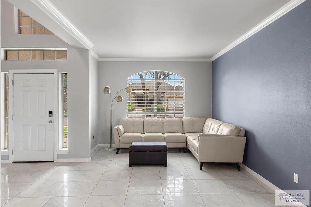 6 bed, 3.5 bath, 4830 sqft, $3,500 — Photo 2