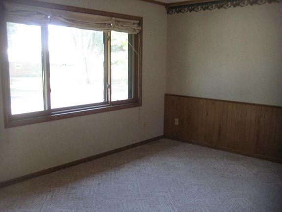 5th image of 200 Knollwood St W