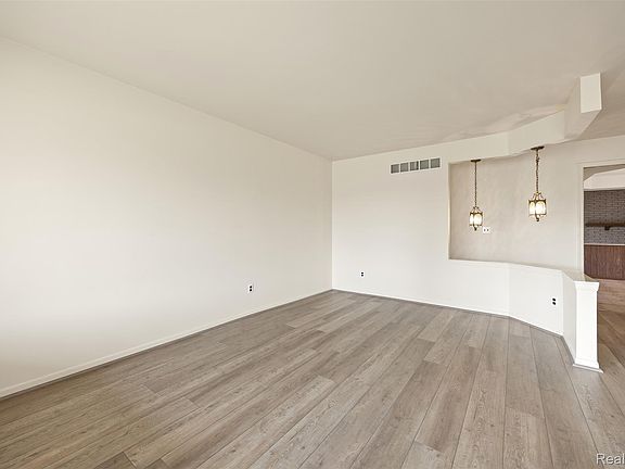 5th image of 36825 Eton Ct