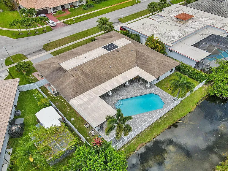 16610 Royal Poinciana Ct — Photo 8