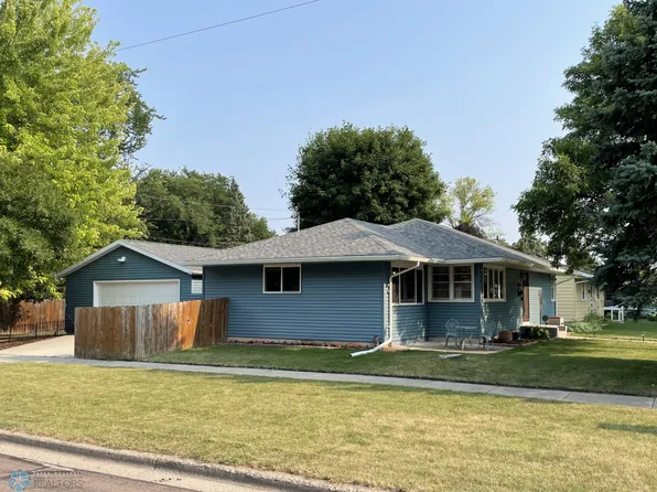 2113 9th St N, Fargo, ND 58102