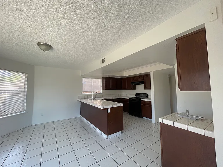 1304 Santiago Ct — Photo 2