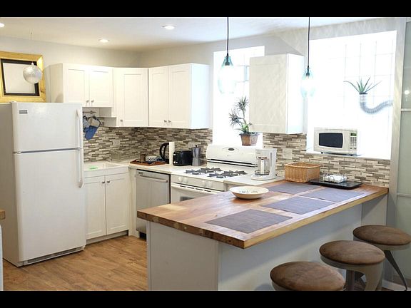 2nd image of 2112 W Walton St #G