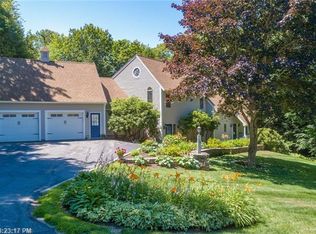 28 Hedgerow Dr, Falmouth, ME 04105