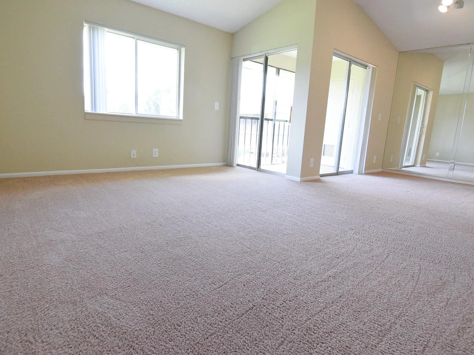 2 bed, 906 sqft, $2,100 — Photo 4