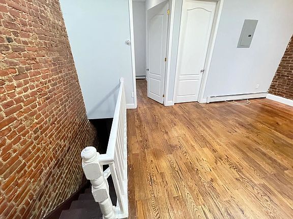 4th image of 400 Chauncey St #3